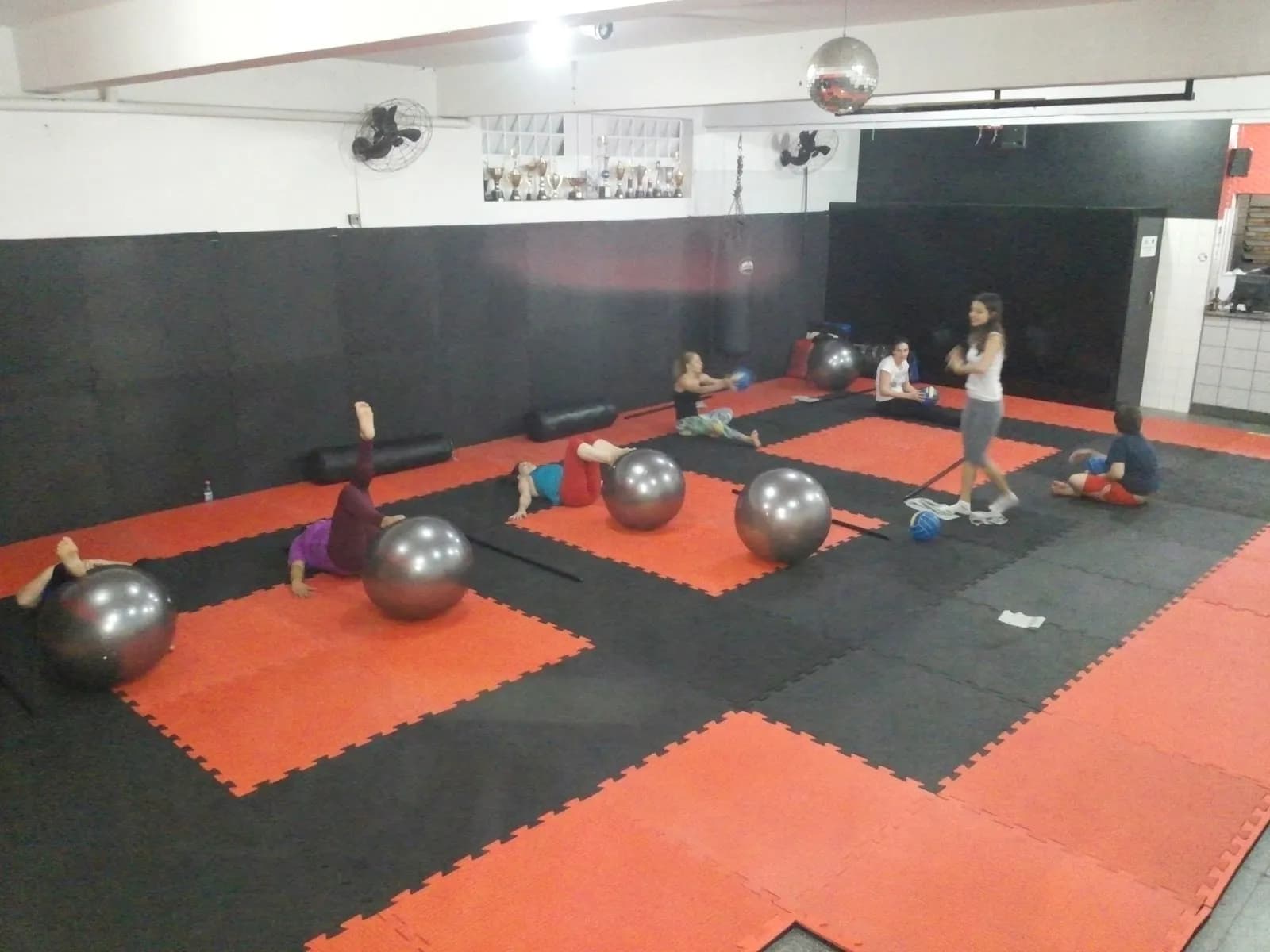 Academia Red Black — foto 1